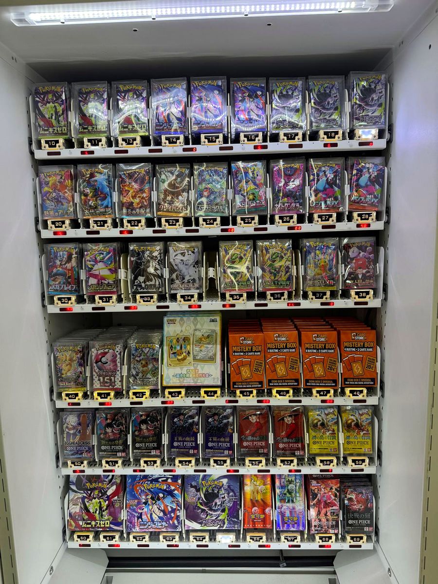 Interno di un distributore CardStore24 a Ravenna con box, ETB e bustine sugli spintori