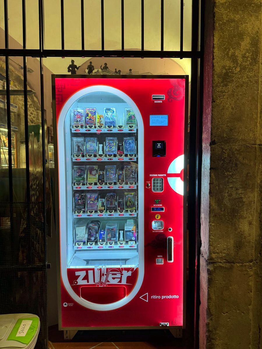 Distributore personalizzato Ziller all'ingresso del negozio a Sulmona
